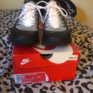 Nike Air Max Axis women’s 9/youth 7